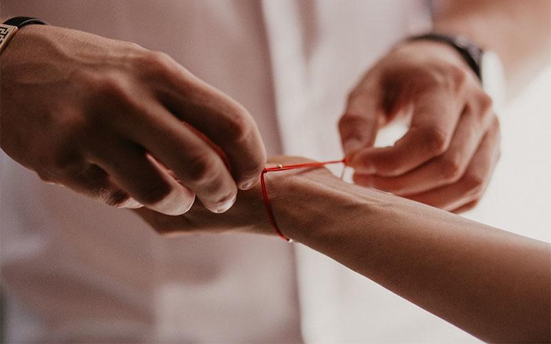 4 façons de tirer profit du bracelet en corde rouge