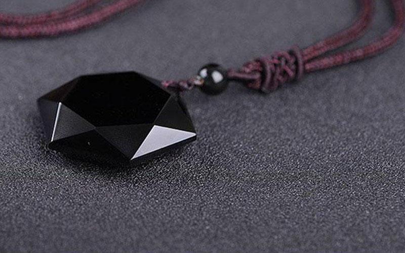 Faux ou authentique ? Comment reconnaître les bijoux en véritable obsidienne ?