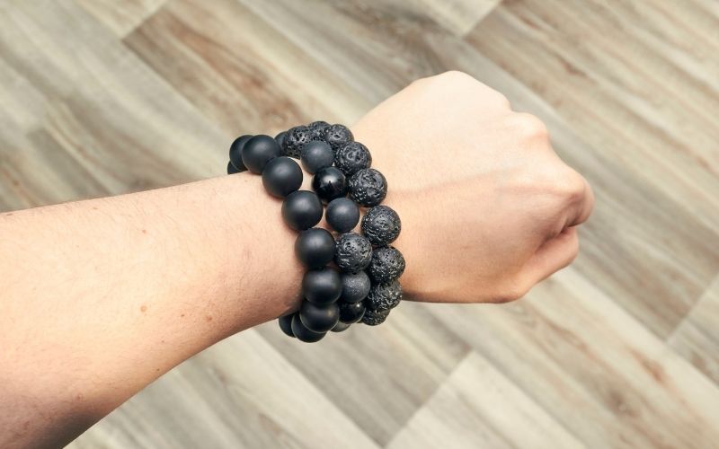 comment utiliser le bracelet en roche volcanique