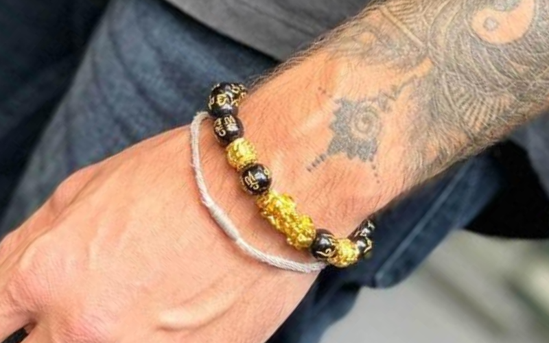 Comment porter un bracelet de richesse en obsidienne noire Feng Shui