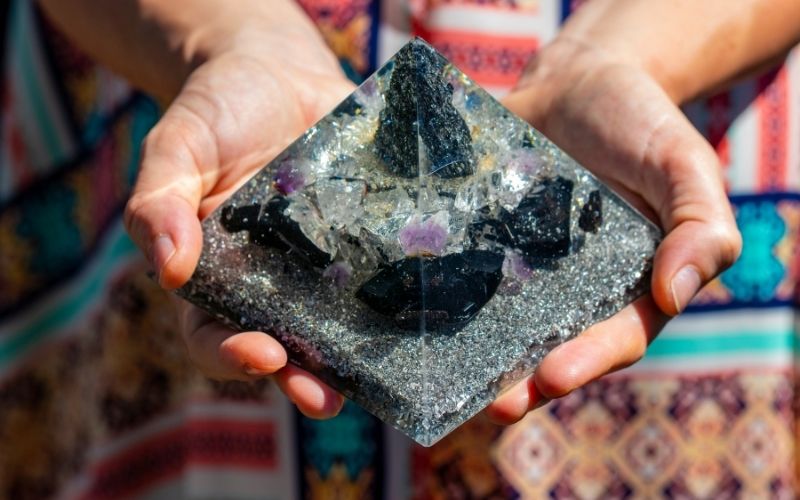 qu'est-ce que l'orgonite ? signification, vertus, usages