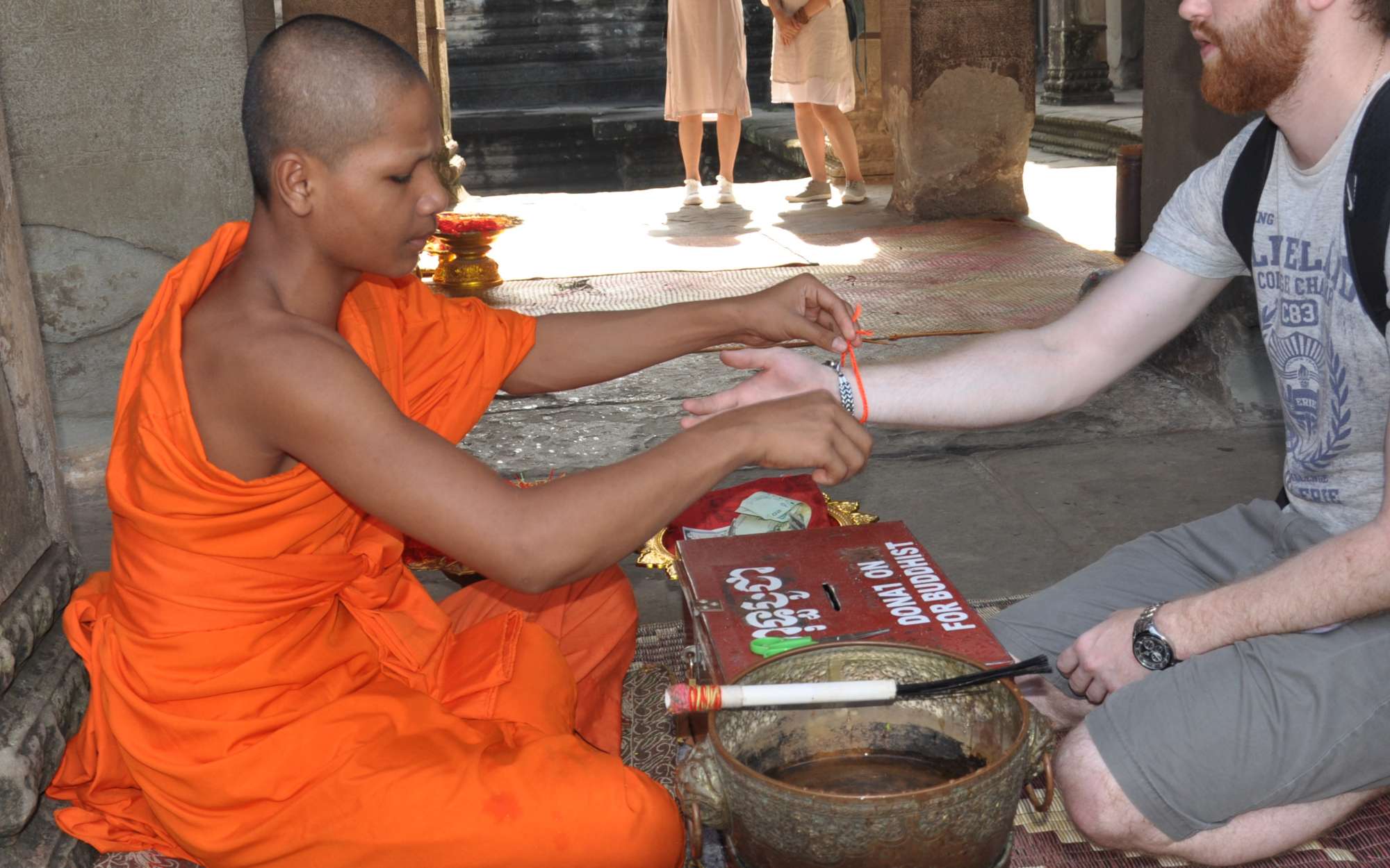 Pourquoi les moines offrent-ils des bracelets ?