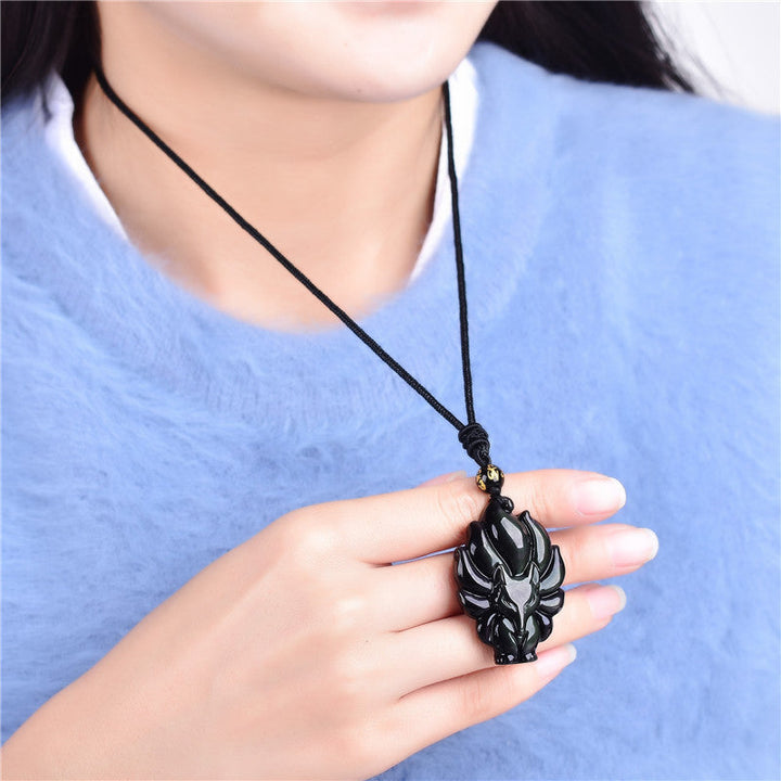 Collier d'obsidienne arc-en-ciel représentant le renard à neuf queues - Karma et Moi