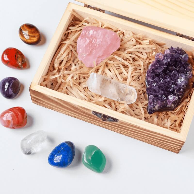 Coffret de cristaux - Ensemble de 7 pierres de chakra, quartz rose et améthyste - Karma et Moi