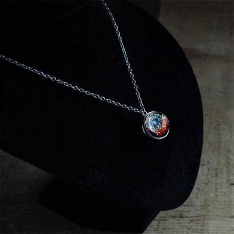 Un collier représentant l’univers - Karma et Moi