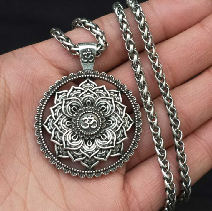 Collier mandala en forme de lotus avec symbole Om - Karma et Moi