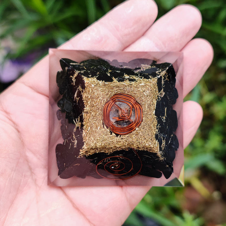 Pyramide d’orgone en tourmaline noire pour la protection - Karma et Moi