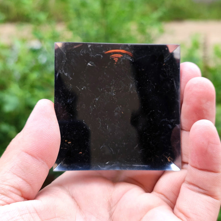 Pyramide d’orgone en tourmaline noire pour la protection - Karma et Moi