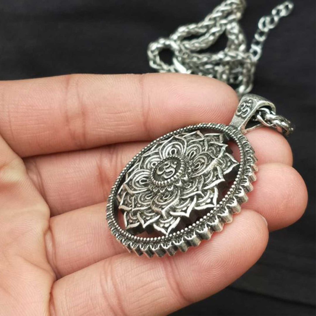 Collier mandala en forme de lotus avec symbole Om - Karma et Moi