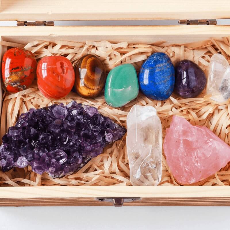 Coffret de cristaux - Ensemble de 7 pierres de chakra, quartz rose et améthyste - Karma et Moi