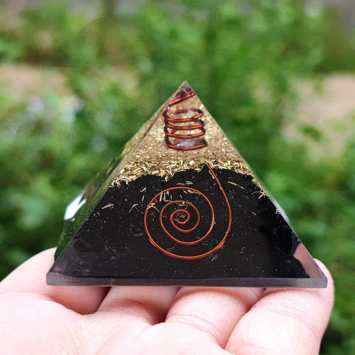 Pyramide d’orgone en tourmaline noire pour la protection - Karma et Moi