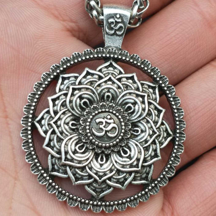 Collier mandala en forme de lotus avec symbole Om - Karma et Moi