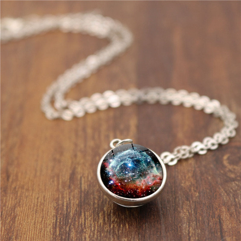 Un collier représentant l’univers - Karma et Moi