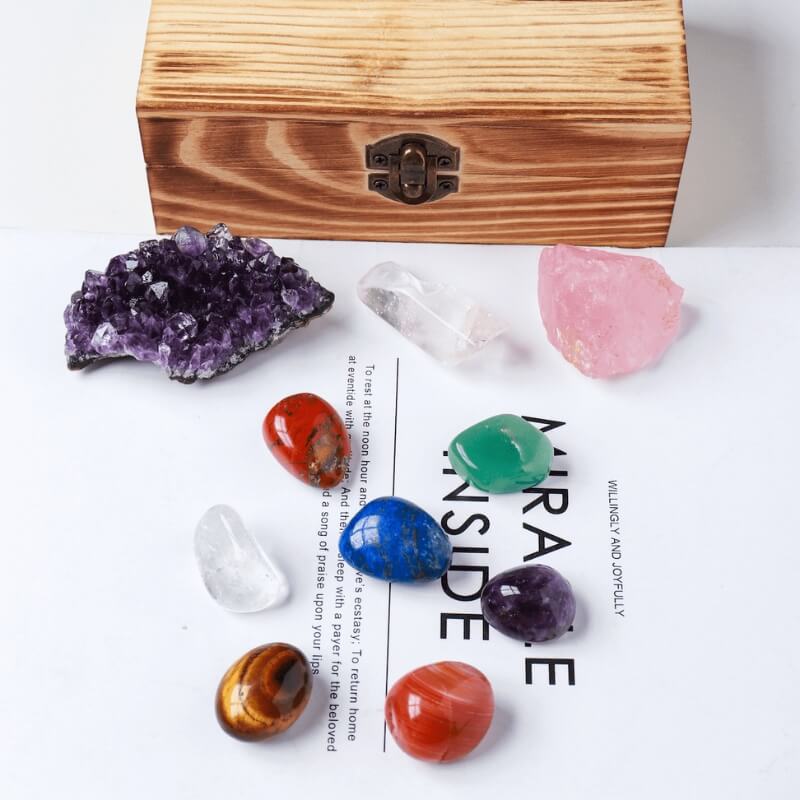 Coffret de cristaux - Ensemble de 7 pierres de chakra, quartz rose et améthyste - Karma et Moi